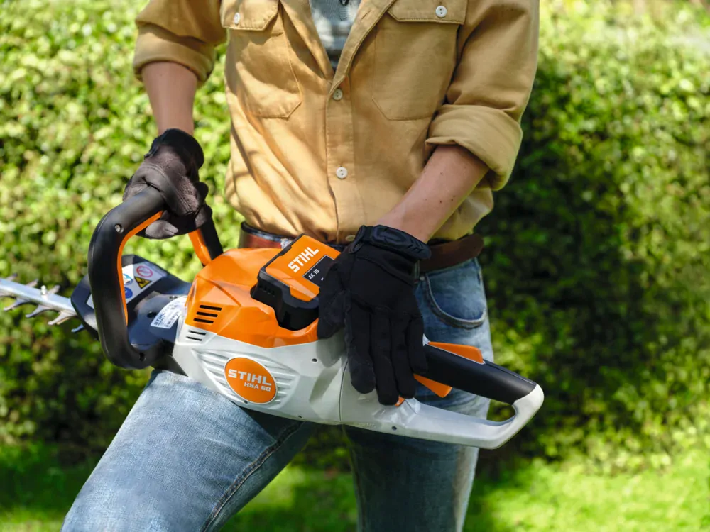 Akumulátorové záhradné nožnice na živý plot STIHL HSA 60, SET S 2X AK 10 + AL 101