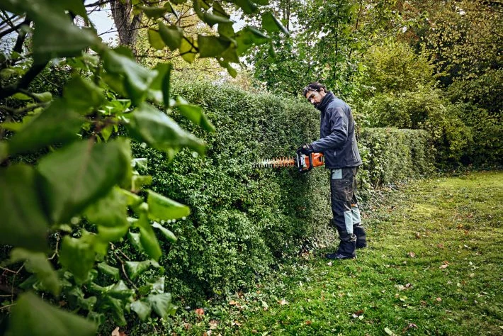 Akumulátorové záhradné nožnice na živý plot pre profesionálov STIHL HSA 100