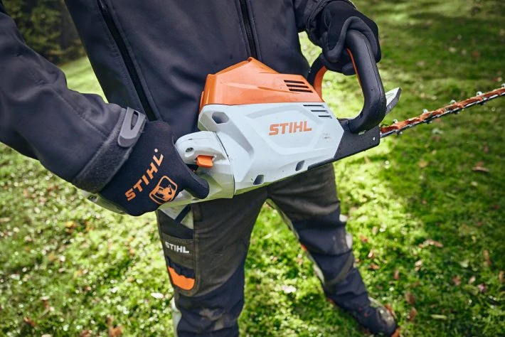 Akumulátorové záhradné nožnice na živý plot pre profesionálov STIHL HSA 100