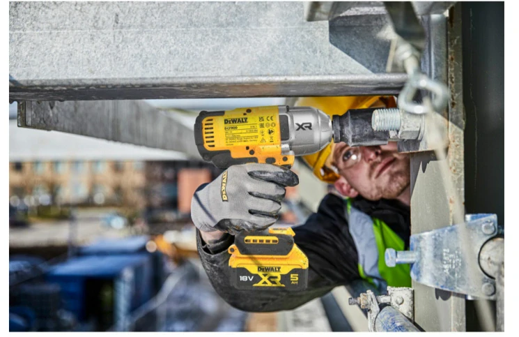Aku razovy uťahovak DeWalt DCF900N