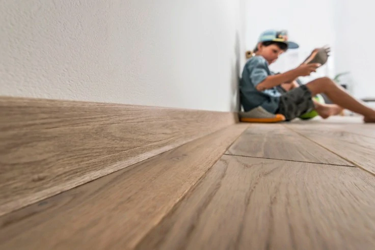 Podlahová lišta ESQUERO DUO 654-2,5M