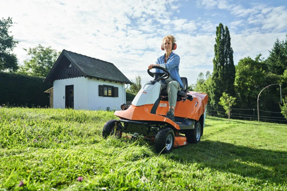 Kompaktná a manévrovateľná kosačka STIHL RT 4082